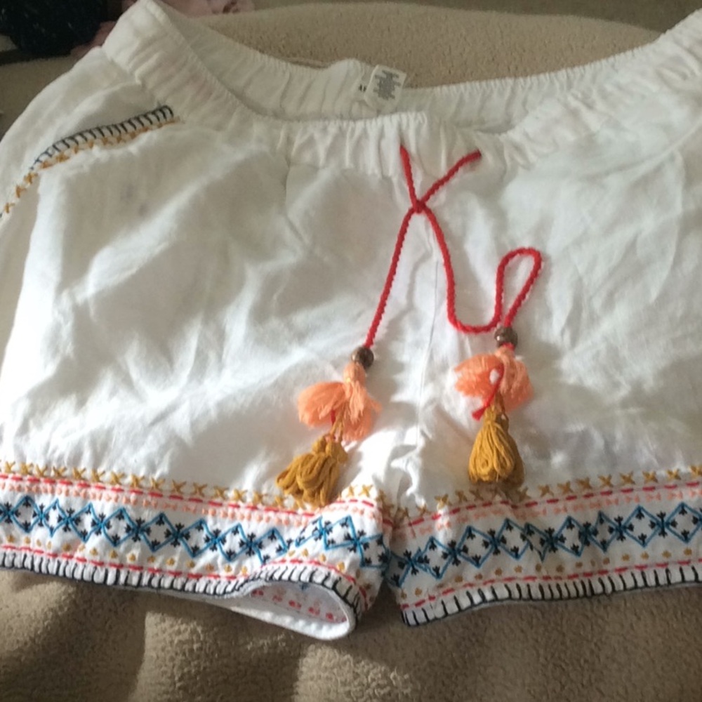 Artisan NY White linen Shorts with tussles.Size XL